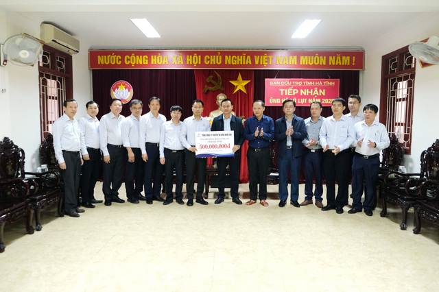 Chủ tịch HĐTV EVNNPT trao 500 triệu hỗ trợ nhân dân tỉnh Hà Tĩnh bị thiệt hại nặng nề do mưa bão - Ảnh 1.