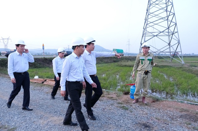 Chủ tịch HĐTV EVNNPT trao 500 triệu hỗ trợ nhân dân tỉnh Hà Tĩnh bị thiệt hại nặng nề do mưa bão - Ảnh 2.