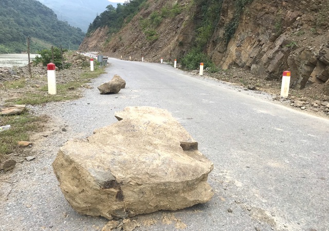  Con đường ám ảnh nhất biên giới Nghệ An, những tảng đá lơ lửng trên đầu người đi đường - Ảnh 1.