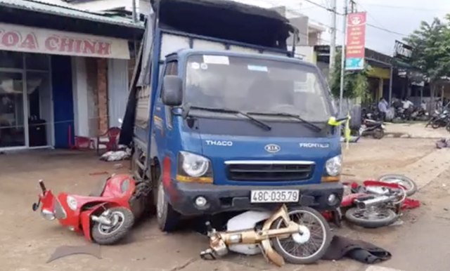 Tài xế ô tô cố tình tông vào hàng loạt xe khác để giảm tốc gây tai nạn kinh hoàng, 10 người thương vong - Ảnh 3.