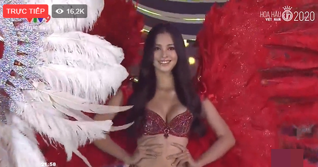 Sau khi bị soi body lộ cả loạt khuyết điểm, Tiểu Vy diện bikini khoe dáng trong đêm thi Hoa hậu Việt Nam 2020, khuôn ngực “đồ sộ” gây chú ý - Ảnh 7.