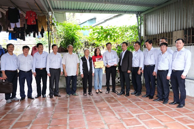 Chủ tịch HĐTV EVNNPT trao 500 triệu hỗ trợ nhân dân tỉnh Hà Tĩnh bị thiệt hại nặng nề do mưa bão - Ảnh 8.