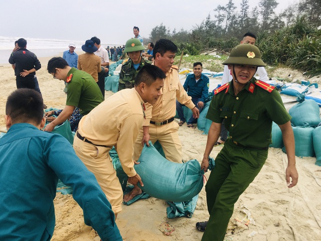 Bão số 13: Thừa Thiên - Huế gấp rút di dời người dân ở vùng nguy hiểm  - Ảnh 7.