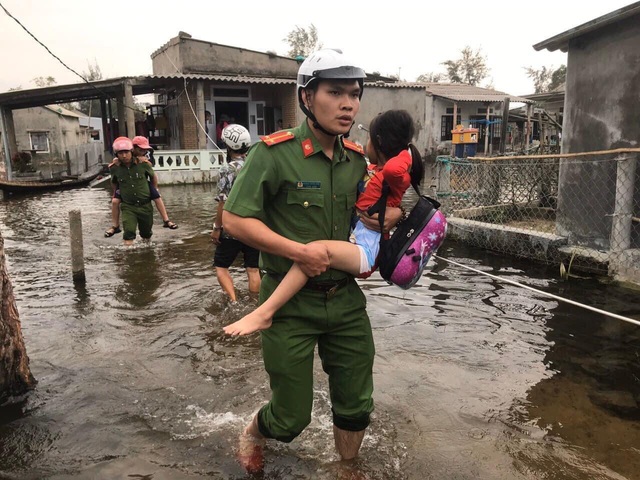 Bão số 13: Thừa Thiên - Huế gấp rút di dời người dân ở vùng nguy hiểm  - Ảnh 9.