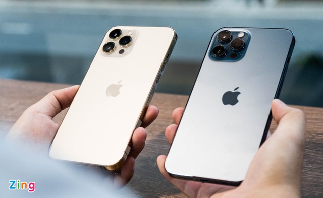 Giá iPhone 12 Pro Max chênh lệch 6 triệu đồng trong ngày đầu về VN - Ảnh 1.