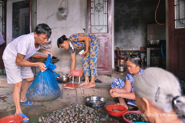 Chuyện người phụ nữ gánh cả giang sơn chăm chồng tai nạn, nuôi con vào Đại học bằng cái làn bắt ốc và một trái tim mong manh nhưng đầy yêu thương - Ảnh 17.