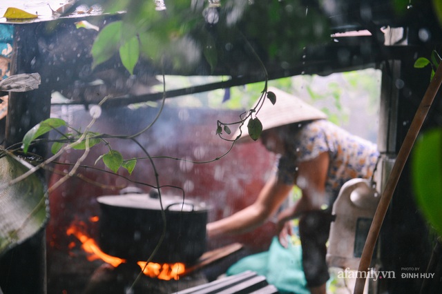 Chuyện người phụ nữ gánh cả giang sơn chăm chồng tai nạn, nuôi con vào Đại học bằng cái làn bắt ốc và một trái tim mong manh nhưng đầy yêu thương - Ảnh 18.