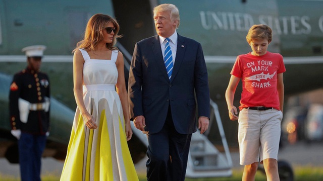 Hành động thường xuyên của Barron Trump khi đi cùng bố mẹ - Ảnh 4.