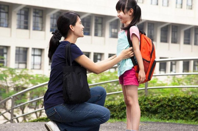 Chuyện thật như đ&ugrave;a: Đưa con đi học muộn, phụ huynh đ&atilde; n&eacute;m con qua cổng trường cao gần 2m khiến nhiều người sốc nặng - Ảnh 3.