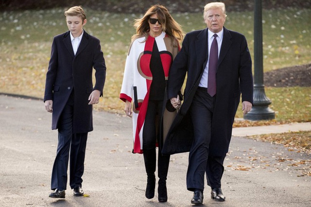 Hành động thường xuyên của Barron Trump khi đi cùng bố mẹ - Ảnh 7.