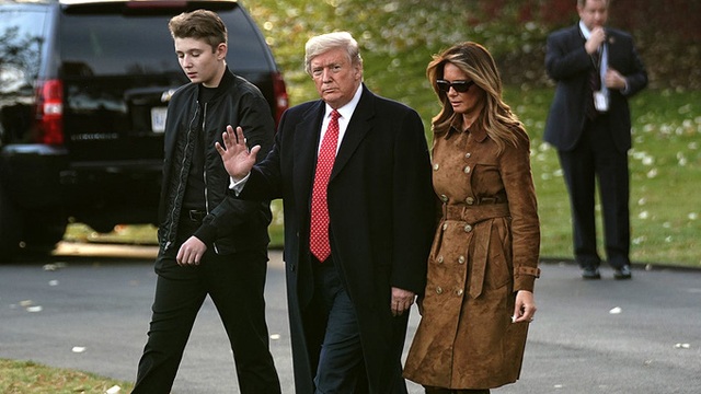 Hành động thường xuyên của Barron Trump khi đi cùng bố mẹ - Ảnh 9.