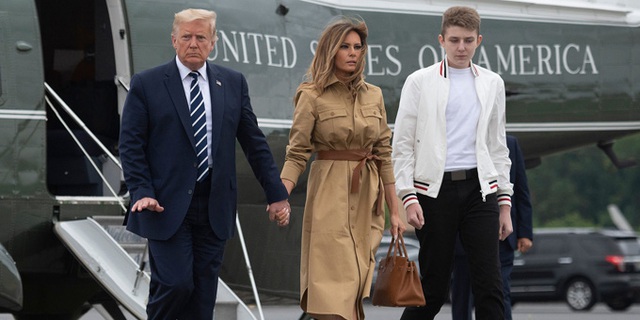 Hành động thường xuyên của Barron Trump khi đi cùng bố mẹ - Ảnh 11.