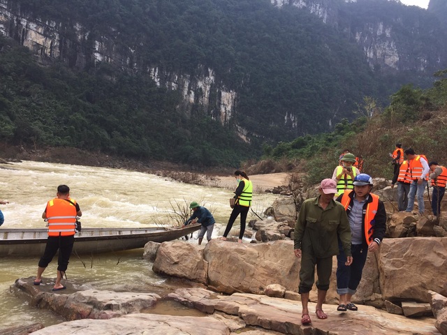 Cận cảnh hành trình đưa gần 300 triệu đồng tới với đồng bào vùng xa, nhiều nơi vẫn còn bị cô lập ở Quảng Bình và Quảng Trị - Ảnh 13.