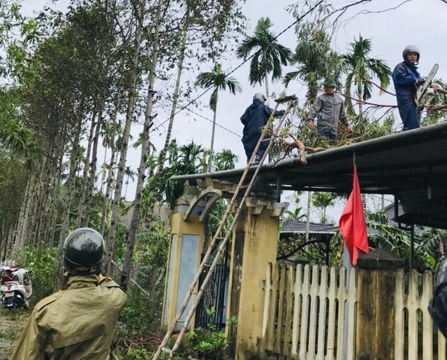 Ảnh: Lực lượng chức năng gấp rút khắc phục hậu quả bão số 13 tại Thừa Thiên - Huế - Ảnh 3.