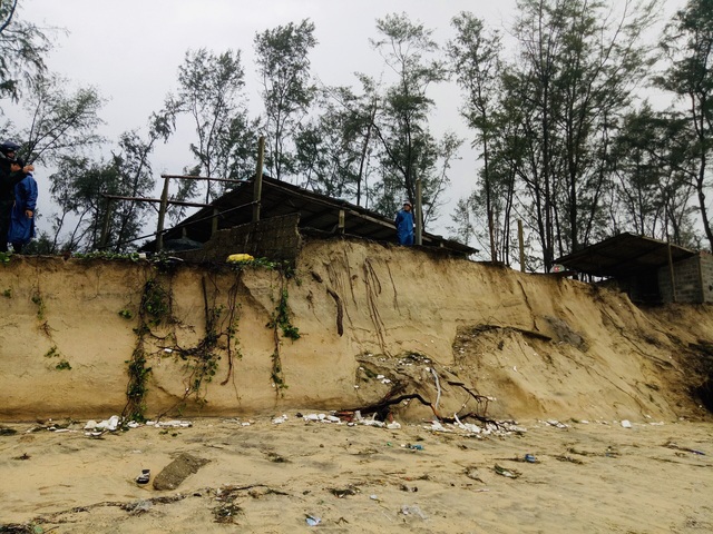 Ảnh: Lực lượng chức năng gấp rút khắc phục hậu quả bão số 13 tại Thừa Thiên - Huế - Ảnh 7.