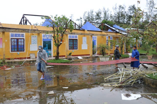 Ảnh: Thiệt hại ban đầu do bão số 13 ở Thừa Thiên - Huế - Ảnh 2.