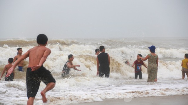 Miền Trung mưa lớn, bờ biển tan hoang, nhà tốc mái, cây gãy la liệt nơi bão số 13 đi qua - Ảnh 12.