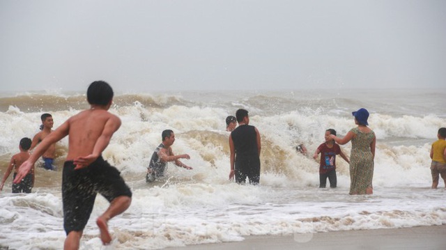Biển động sóng cao phủ đầu, người dân Đà Nẵng vẫn liều mình tắm biển sau bão - Ảnh 2.