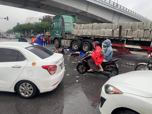Hà Nội: Va chạm với xe đầu kéo, 2 người phụ nữ đi xe máy tử vong thương tâm giữa trời mưa lạnh - Ảnh 1.