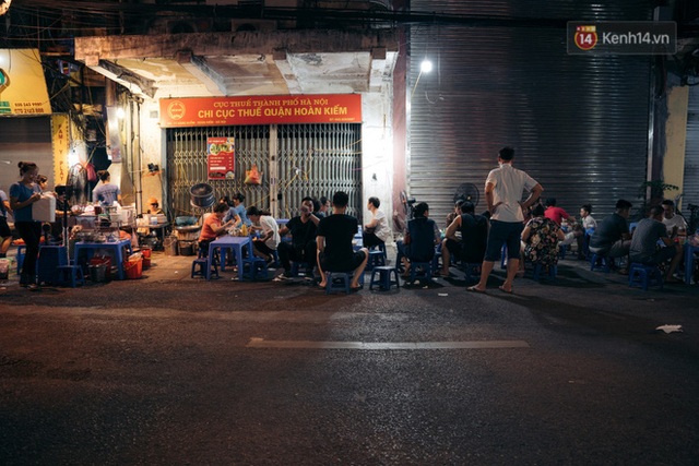 Chùm ảnh: Nếu Sài Gòn là thành phố không ngủ thì Hà Nội sau 0 giờ đêm cũng là một Thủ đô luôn thức - Ảnh 15.