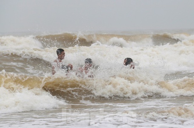 Biển động sóng cao phủ đầu, người dân Đà Nẵng vẫn liều mình tắm biển sau bão - Ảnh 5.
