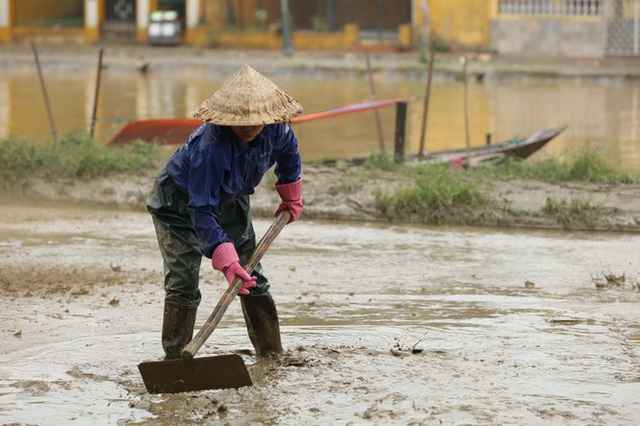 Trăm người căng sức dọn bùn ở phố cổ Hội An sau mưa lũ - Ảnh 5.