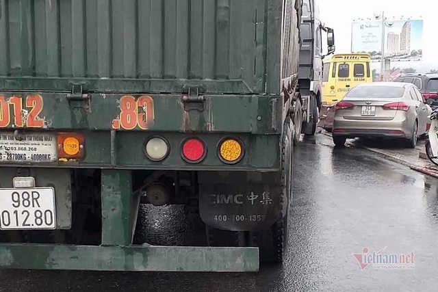 Xe container va chạm liên hoàn, cầu Thanh Trì ùn tắc nhiều km - Ảnh 6.