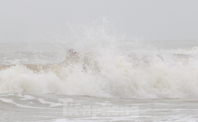 Biển động sóng cao phủ đầu, người dân Đà Nẵng vẫn liều mình tắm biển sau bão - Ảnh 8.