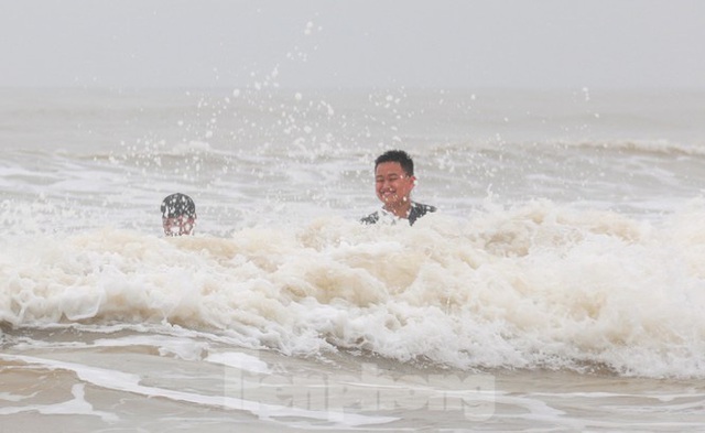 Biển động sóng cao phủ đầu, người dân Đà Nẵng vẫn liều mình tắm biển sau bão - Ảnh 9.