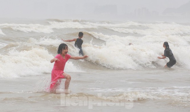 Biển động sóng cao phủ đầu, người dân Đà Nẵng vẫn liều mình tắm biển sau bão - Ảnh 10.