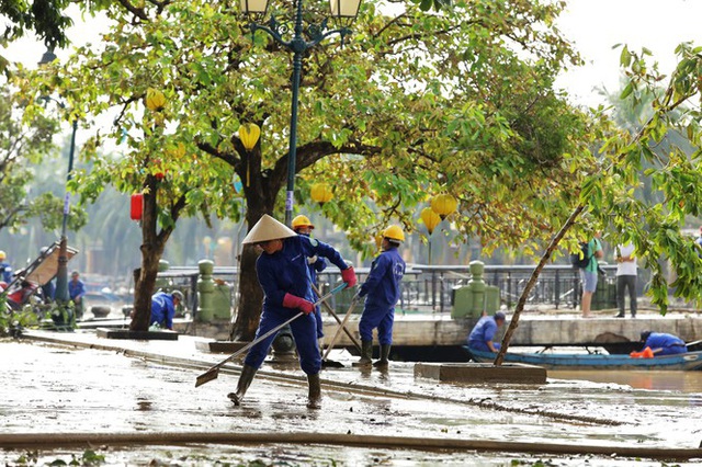Trăm người căng sức dọn bùn ở phố cổ Hội An sau mưa lũ - Ảnh 10.