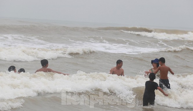 Biển động sóng cao phủ đầu, người dân Đà Nẵng vẫn liều mình tắm biển sau bão - Ảnh 11.