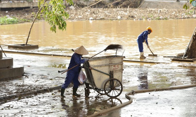 Trăm người căng sức dọn bùn ở phố cổ Hội An sau mưa lũ - Ảnh 11.