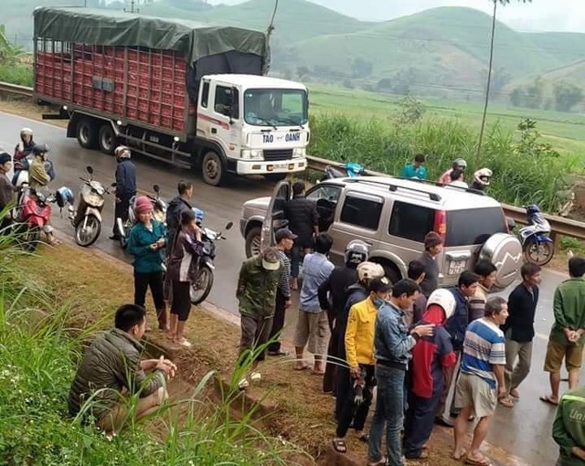 Quốc lộ 6 ùn tắc kéo dài sau va chạm mạnh giữa xe khách và ô tô tải - Ảnh 3.