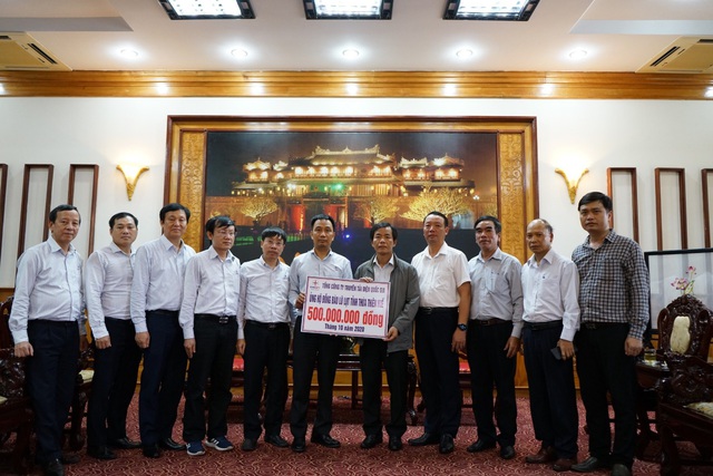 Tổng Công ty Truyền tải điện Quốc gia trao 500 triệu đồng hỗ trợ người dân vùng lũ tỉnh Thừa Thiên Huế - Ảnh 1.