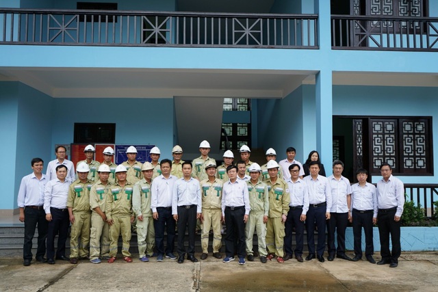 Tổng Công ty Truyền tải điện Quốc gia trao 500 triệu đồng hỗ trợ người dân vùng lũ tỉnh Thừa Thiên Huế - Ảnh 3.