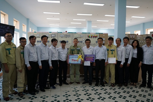 Tổng Công ty Truyền tải điện Quốc gia trao 500 triệu đồng hỗ trợ người dân vùng lũ tỉnh Thừa Thiên Huế - Ảnh 4.