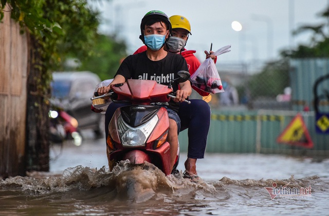 Người dân TP.HCM vật lộn với đỉnh triều 1,7m - Ảnh 4.