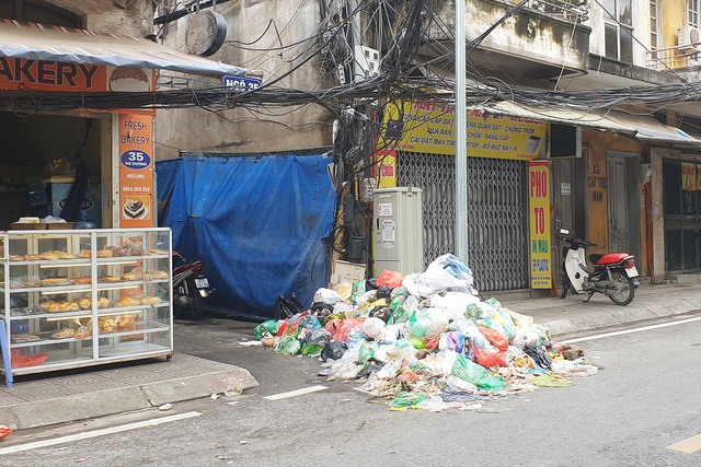Người dân phố An Dương khốn khổ vì rác chất đầy đường - Ảnh 7.