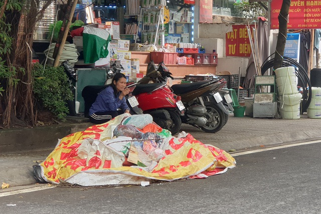 Người dân phố An Dương khốn khổ vì rác chất đầy đường - Ảnh 9.