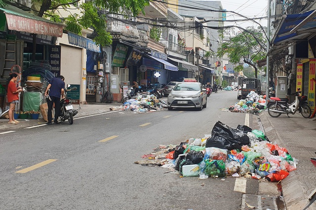 Người dân phố An Dương khốn khổ vì rác chất đầy đường - Ảnh 3.