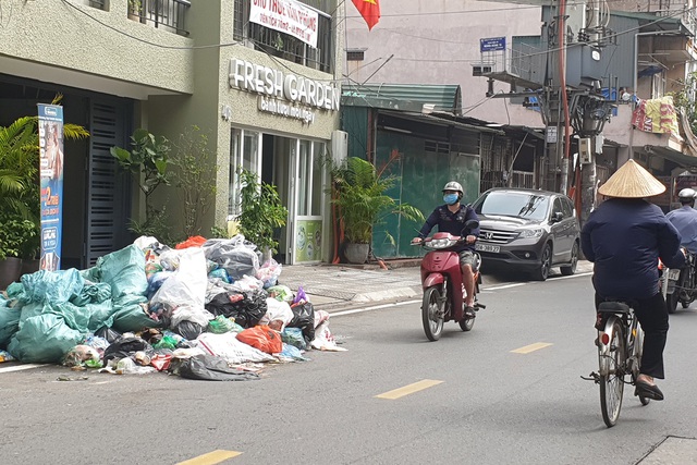 Người dân phố An Dương khốn khổ vì rác chất đầy đường - Ảnh 6.