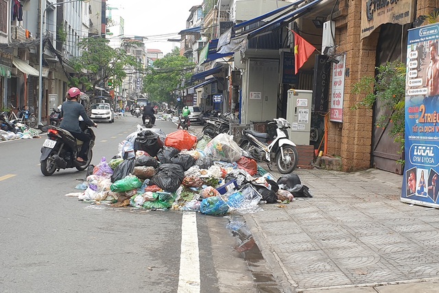 Người dân phố An Dương khốn khổ vì rác chất đầy đường - Ảnh 5.