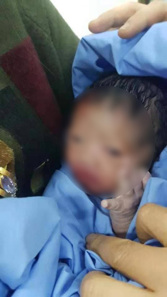 Vụ bé trai nghi bị bỏ rơi ở Thanh Hóa: Người mẹ đến ngày sinh nhưng không để ý, sinh con ngay tại nhà vệ sinh công ty - Ảnh 2.