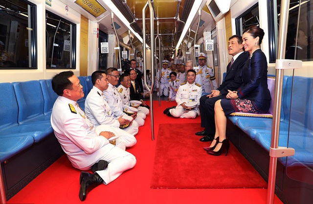 Hình ảnh mới nhất của Vua Thái Lan và Hoàng hậu: Tình cảm vợ chồng gắn bó khăng khít - Ảnh 4.