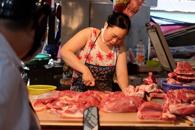 Giá lợn hơi xuống thấp nhất 1 năm, giá thịt ngoài chợ vẫn đắt - Ảnh 1.