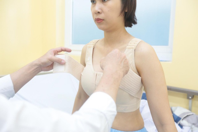 Chăm sóc vòng 1 sau phẫu thuật nâng ngực và lời khuyên từ chuyên gia - Ảnh 1.