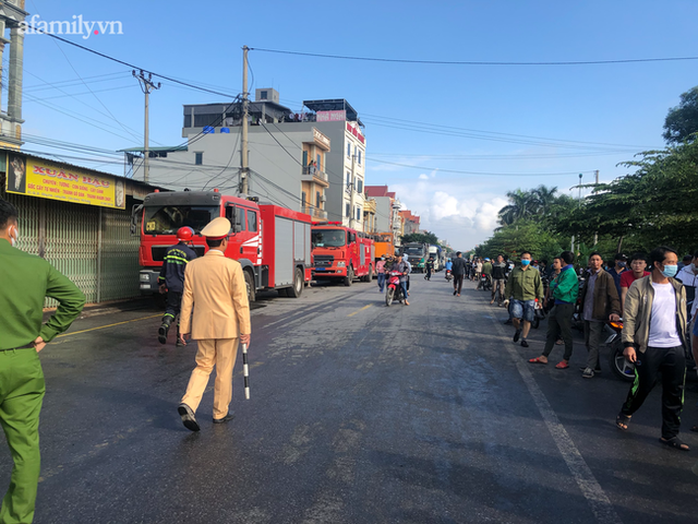 Hải Dương: Xe đầu kéo đâm vào bên đường sau va chạm làm cháy 3 nhà dân, tài xế tử vong - Ảnh 1.