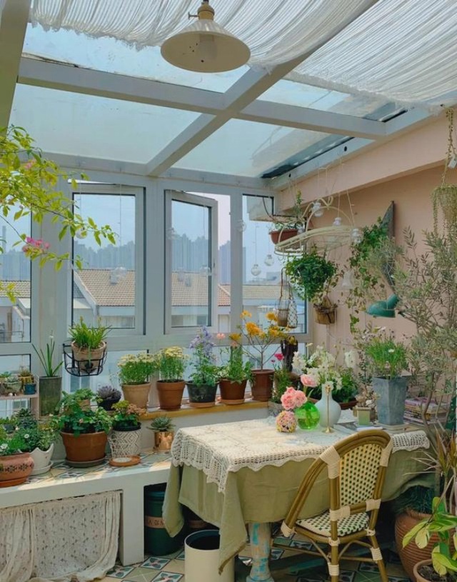 Vì yêu hoa, bà mẹ trẻ mua ngay căn hộ áp mái để trồng cả vườn hồng trên sân thượng rộng 33m² - Ảnh 11.