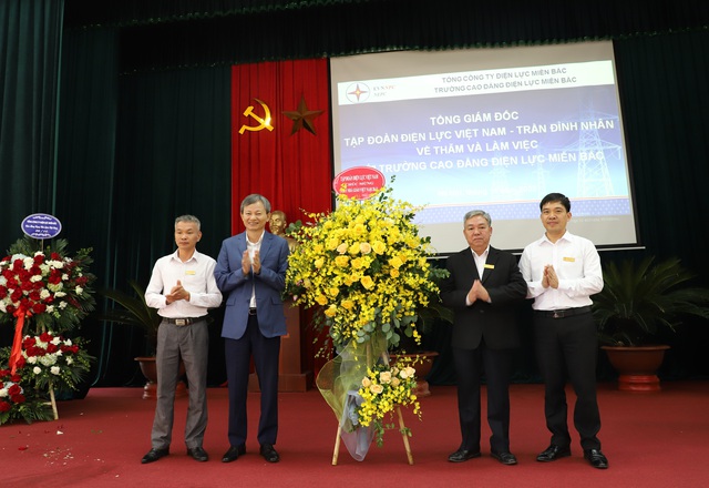 Tổng Giám đốc EVN Trần Đình Nhân và lãnh đạo Tổng công ty Điện lực miền Bắc thăm và chúc mừng các đơn vị đào tạo nhân Ngày Hiến chương Nhà giáo Việt Nam 20/11 - Ảnh 2.